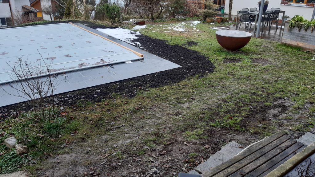 Rasenfläche rund um Pool